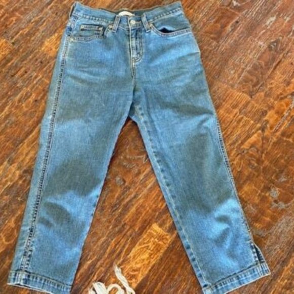 LEVIS * Classic Capri * Medium-Wash BLUE DENIM JEANS * Stretch * size 2 * EUC - Picture 1 of 5